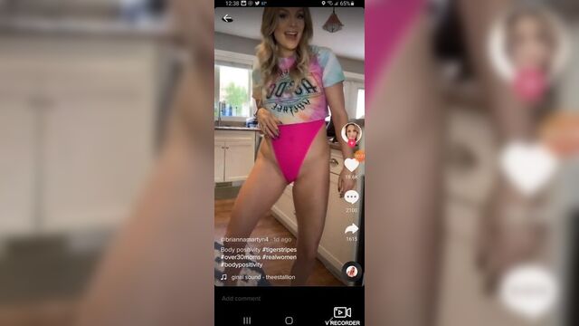 Жаждущая девушка Tik Tok Brianna Martyn
