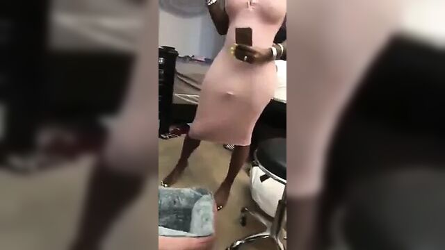 Выпуклость под ее платьем