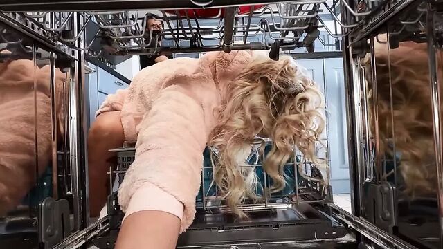 Неверную жену трахают в анал, пока она застряла в посудомоечной машине
