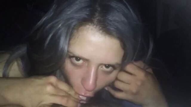 Милфа поедает весь его член