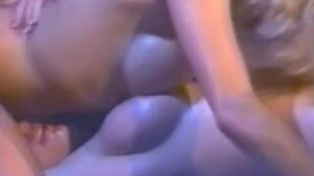 Cheri Taylor и шампанское