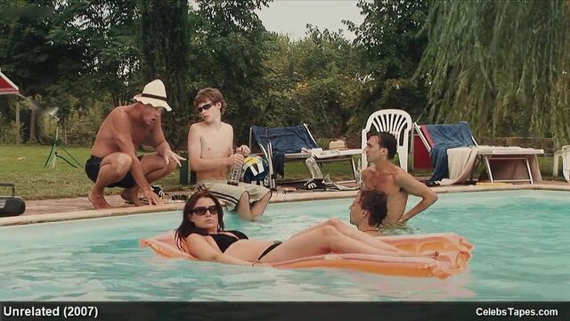 Emma Hiddleston и Katryn Worthy и видео в бикини