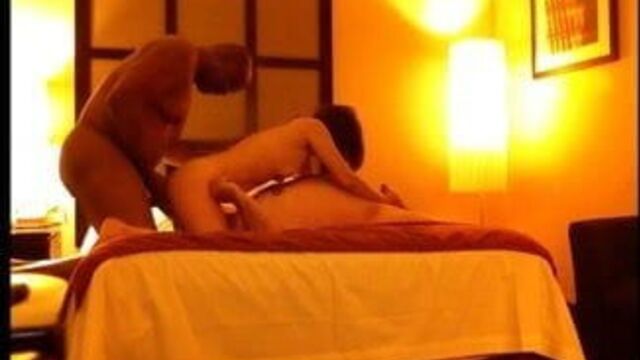 Куколд подчищает использованную сперму из киски!