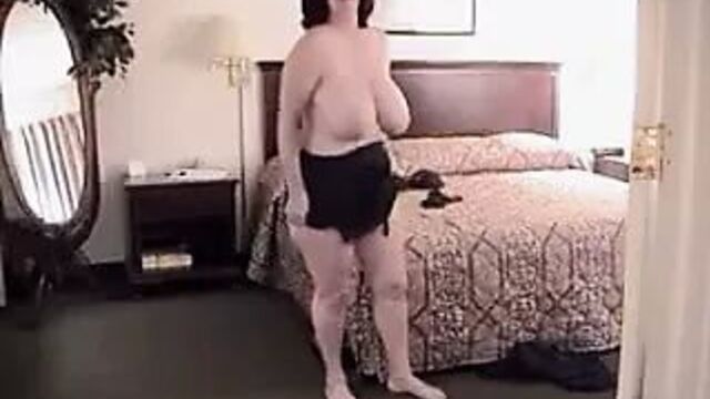 Огромная бабушка раздевается