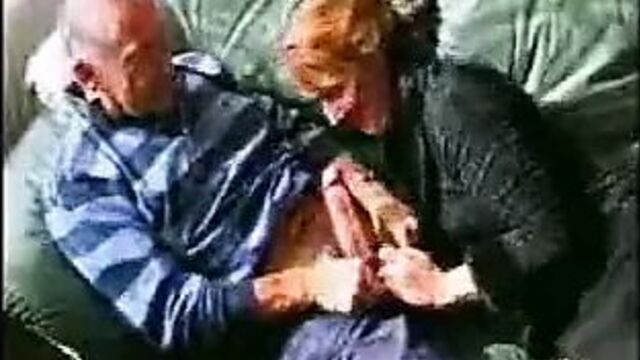 Бабушка делает дедушке минет