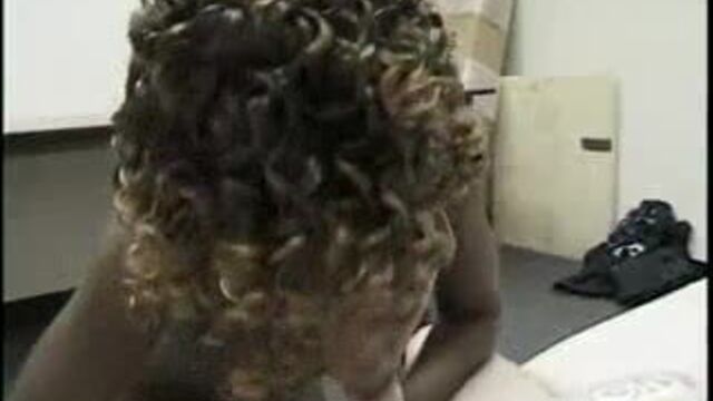 Черные девушки отсасывают белых пареньков 027893g