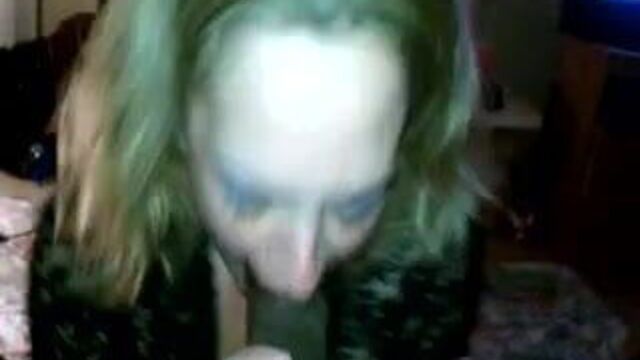 Белая милфа сосет черный член с большой елдой