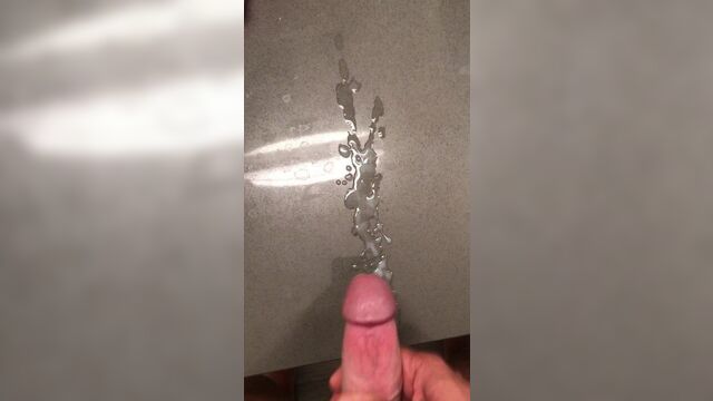 Огромный камшот на столе, большая порция спермы