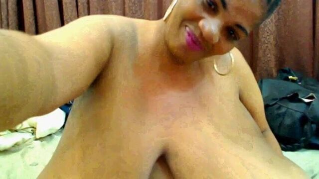 Большие черные сиськи перед камерой