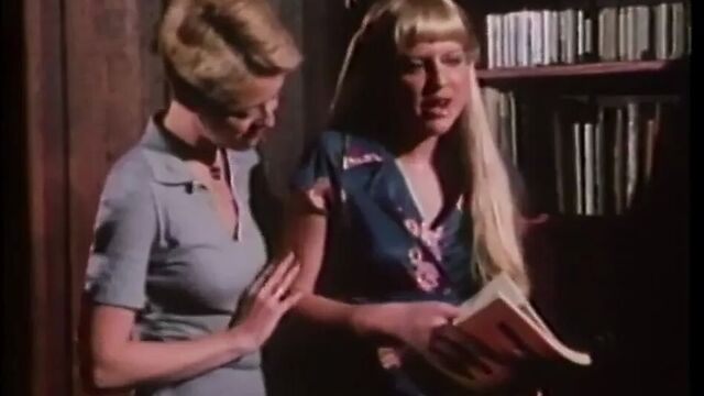 Тетя трахает страпоном в тройничке.