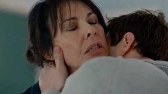 Старуха целует молодого мужчину 1