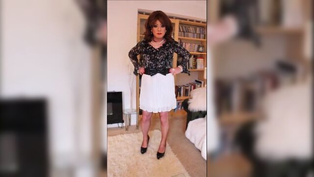 Короткая белая плиссированная юбка