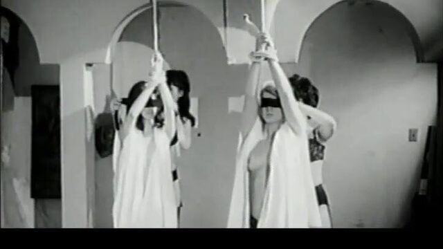 Обожаю девушек: инициация шлепанья из студенческого общества шлепанье