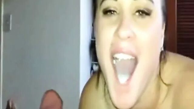 Симпатичная девушка лижет сперму