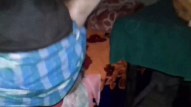 Индийская бабушка наполняет сливками член