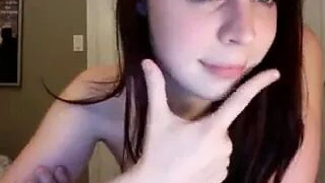 Кам-модель впервые обнажена в публичном чате