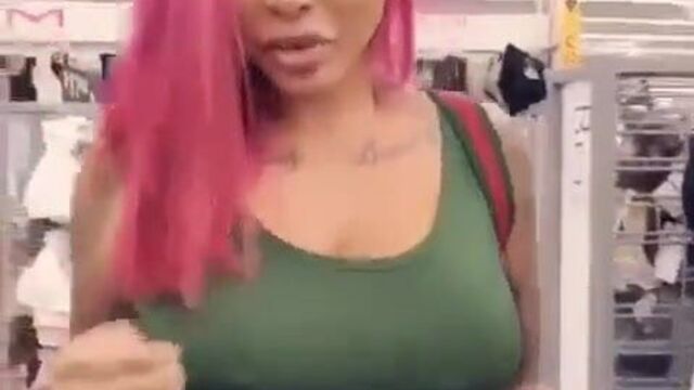 Игра с киской в ​​Walmart