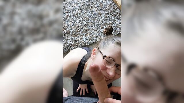 Ботанистой шлюшке засадили в глотку