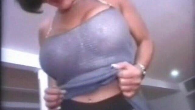 Моя сексуальная пирсингованная грудастая порнозвезда Corina с пирсингованными сосками