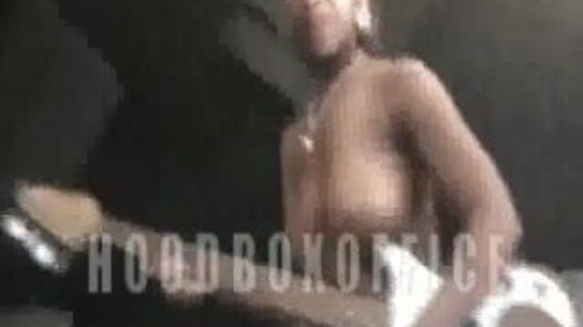 Посмотри на толстую попку этой маленькой черной девушки ... соси хуй