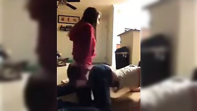 Девушки трутся в джинсы