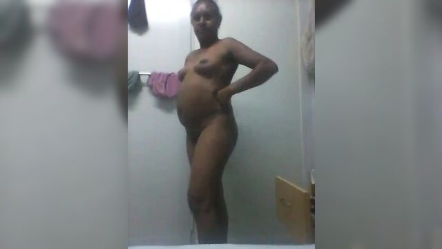 Еще одна возбужденная бесполезная зрелая обнаженная