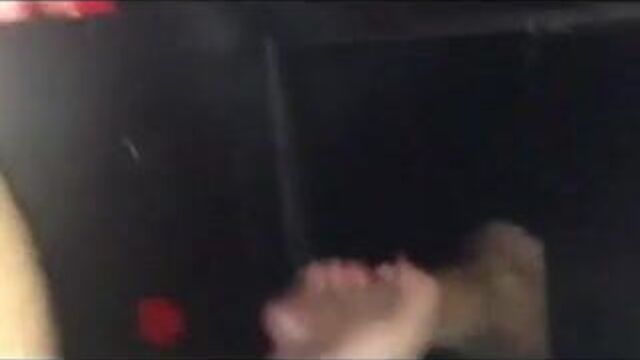 Трахнули в глорихоле в любительском видео, пока отсасывает незнакомец в любительском видео