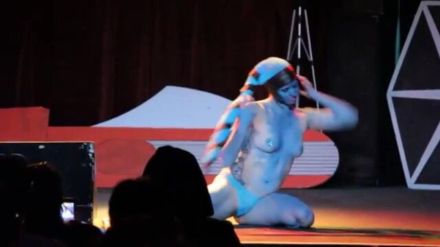 Twi' Lek cosplay burlesque dance