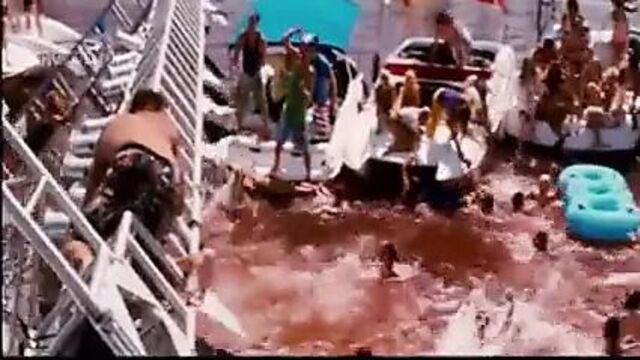 Знаменитость Kelly Brook обнаженная и мокрая в Piranha, 3d