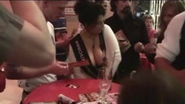 CV, раздача автографов.