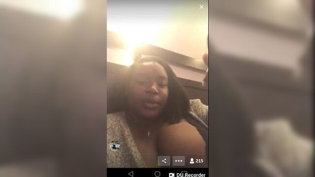 Большая девушка светит ради прицела