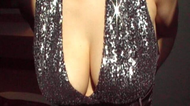 32-летняя сиськи с участием Lou Lou