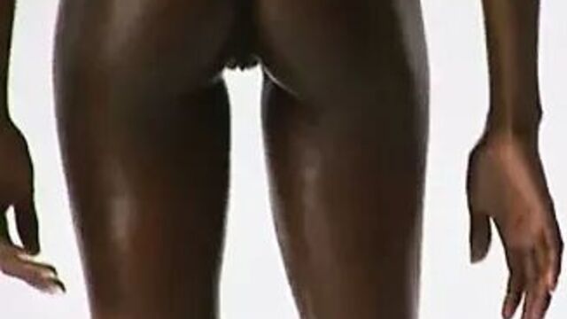 Сексуальная худенькая черная девушка развлекается на фитнес-тренировке