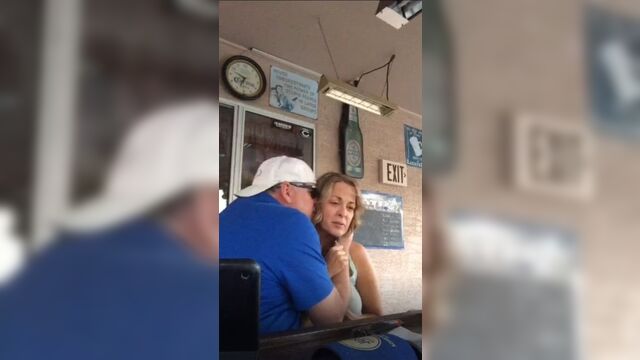 Зрелая женщина показывает свои сиськи публике со своими друзьями