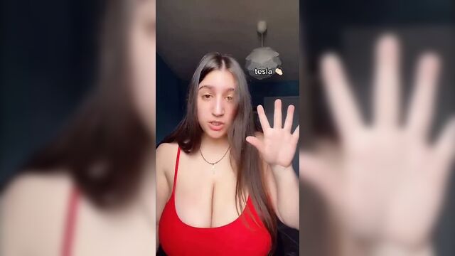 Женщины в аэропорту в форме, часть 2 (большие сиськи)