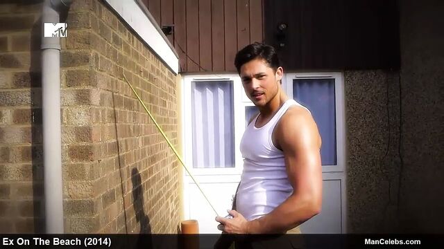 Бывшую на пляже звезду Dean Ralph застукали обнаженной во время ТВ-шоу