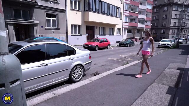 Красивая горячая милфа занимается сексом с горячей молодой крошкой