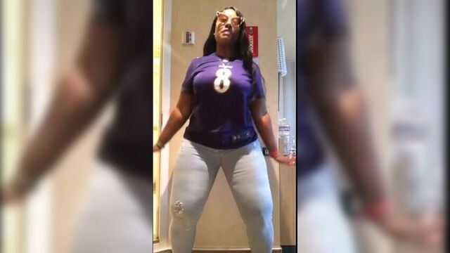 Чернокожая пума с большой жопой