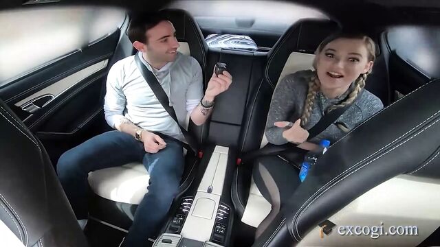 Стремительная 20-летняя студентка Blake Bloom получает настоящий сквирт-оргазм