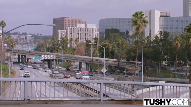 Желание Tushy Gabbie Carter быть зияющим сбывается