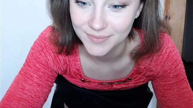 Симпатичная девушка показывает свое обнаженное и сексуальное тело