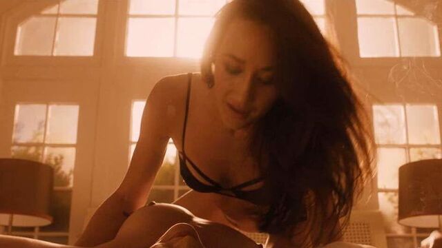 Uma Thurman и Maggie Q, лесбийская сцена на ScandalPlanetcom