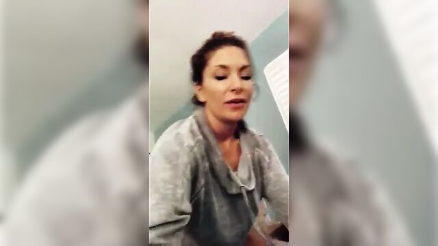 Милфа наконец-то пробует анал с молодым ебарем