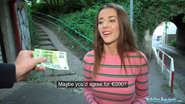 Публичный агент, красивая 25-летняя студентка вынимает ее сиськи