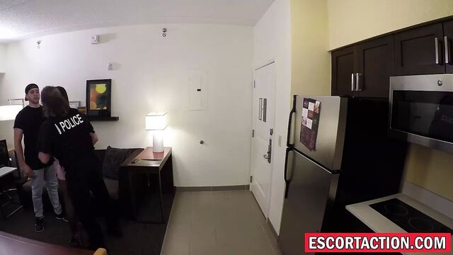 Эскорт-шлюшку Ashley Adams надели наручники и жестко хлопнули