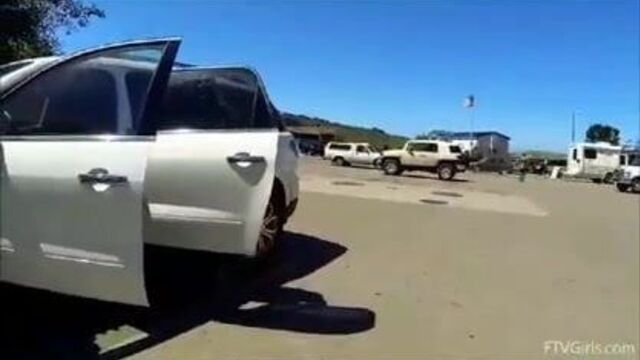 Переодевается на публике