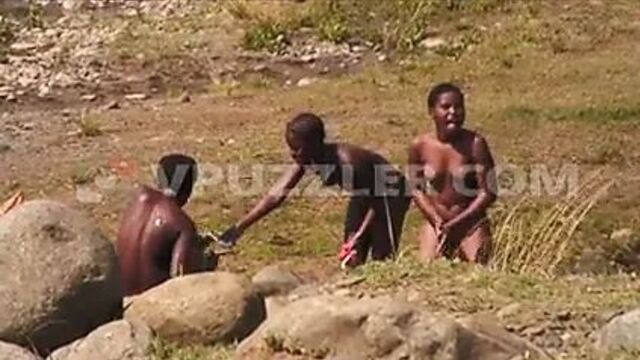 Zulu купается