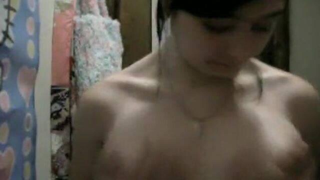 Девушка с синдромом Аспергера растирает лосьон по сиськам