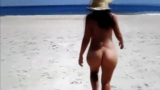 Пляжная обнаженная
