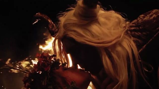 Языческий лес против (PMV) бисексуального ритуала фертильности на природе